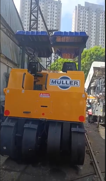 Rolo Compactador vibratório autopropelido